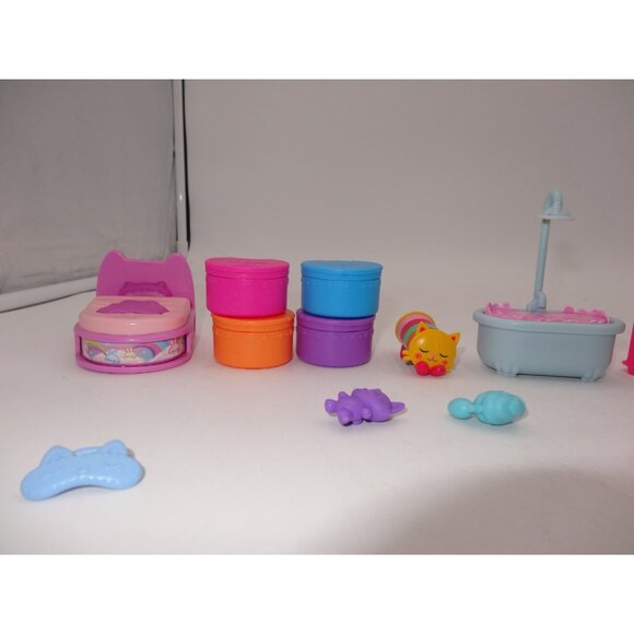 Gabby's Dollhouse Sweet Dreams Bedroom Playset and Primp and Pamper Bathroom - Picture 11 of 16